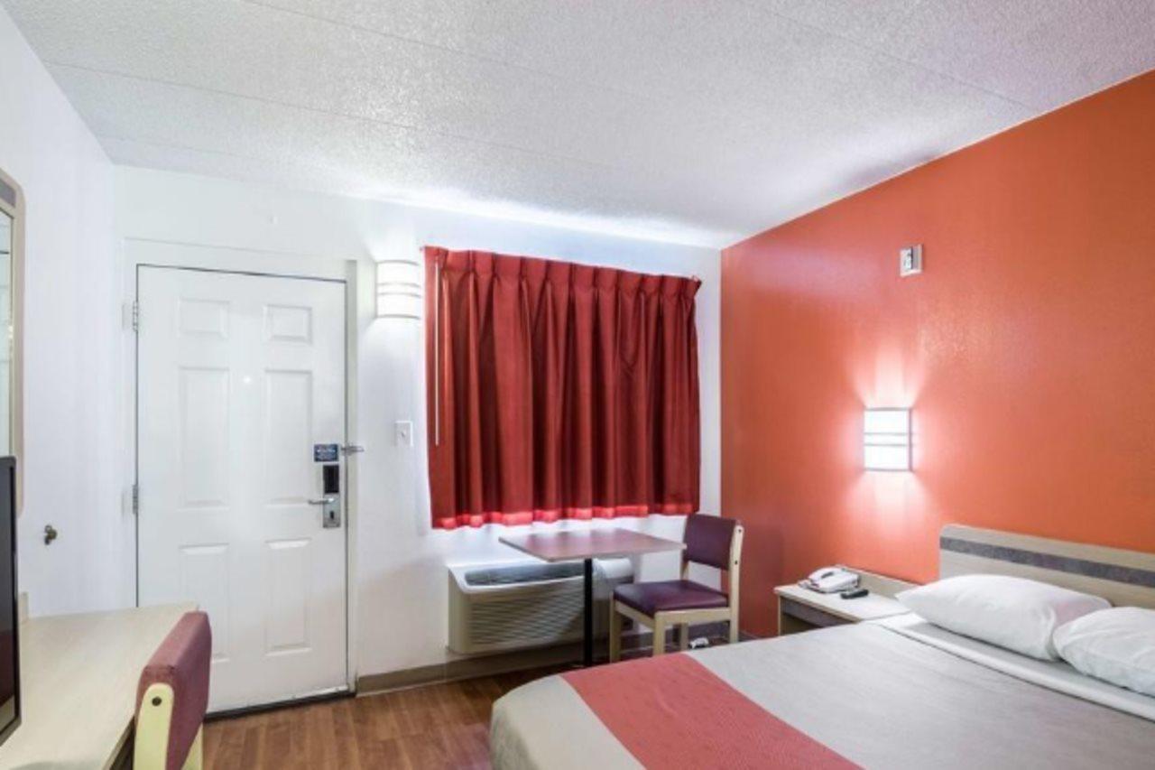 Motel 6 Chicago Southwest - Орора Экстерьер фото