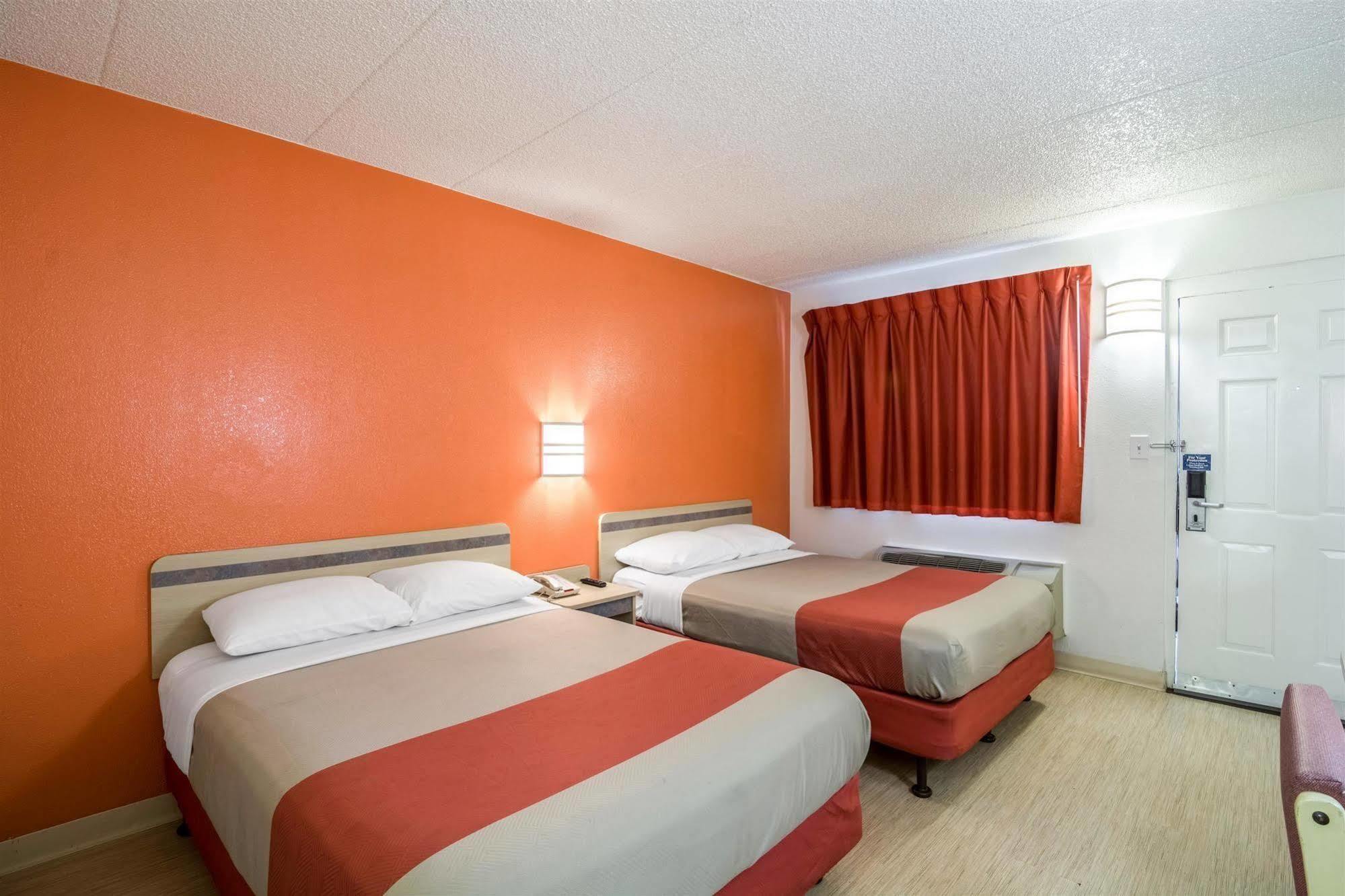 Motel 6 Chicago Southwest - Орора Экстерьер фото