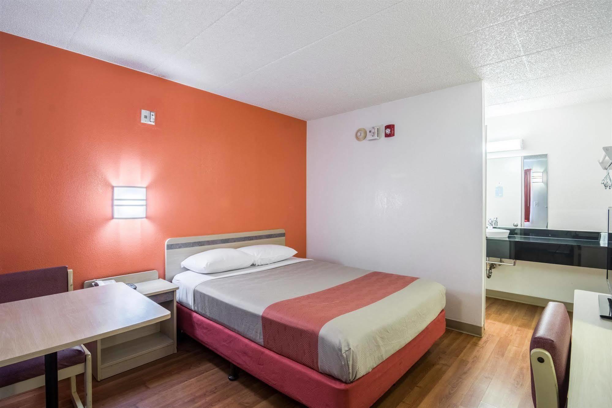 Motel 6 Chicago Southwest - Орора Экстерьер фото