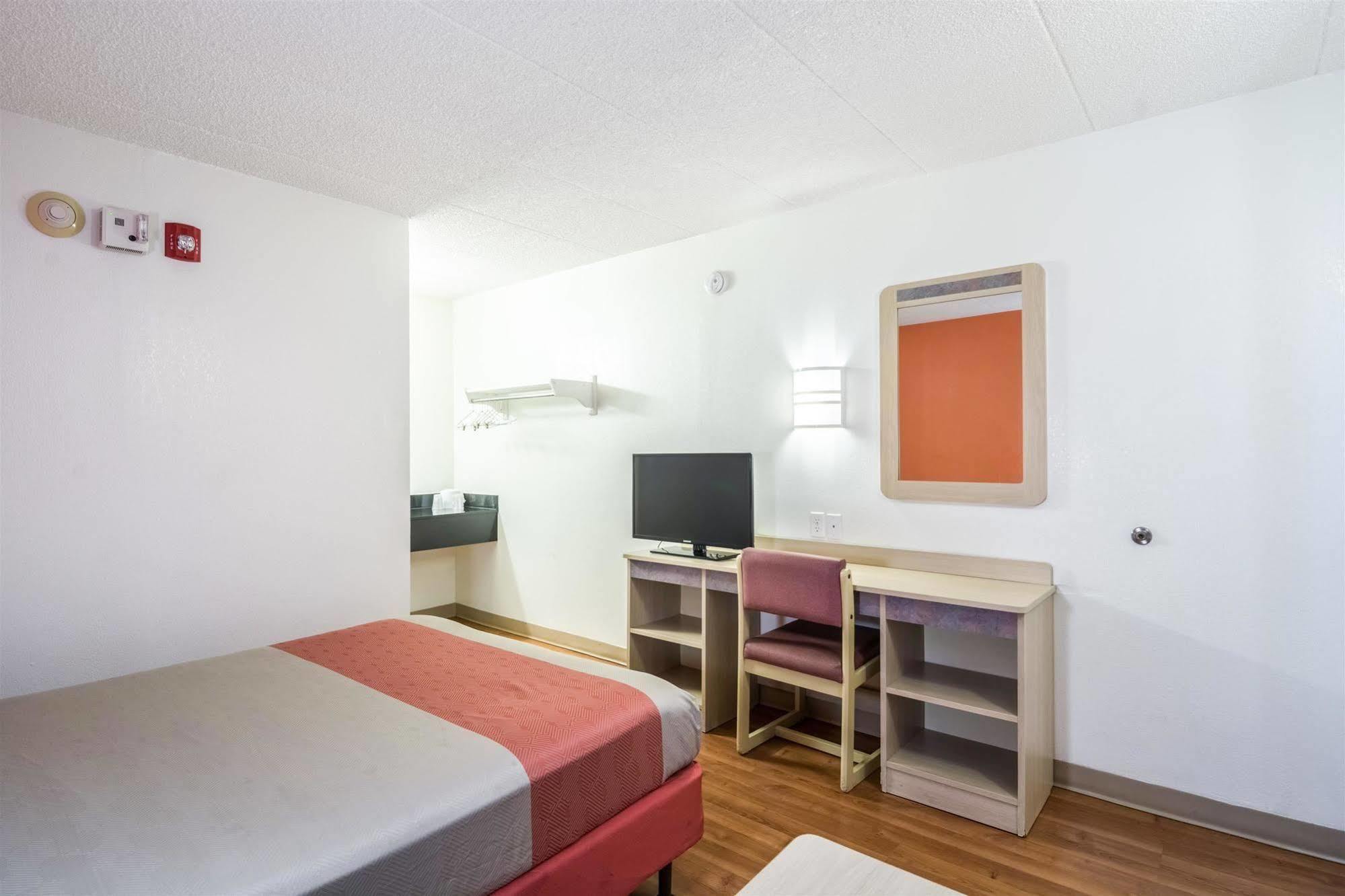 Motel 6 Chicago Southwest - Орора Экстерьер фото