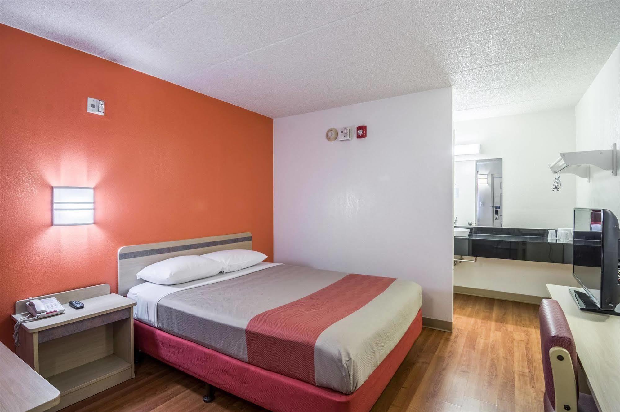 Motel 6 Chicago Southwest - Орора Экстерьер фото